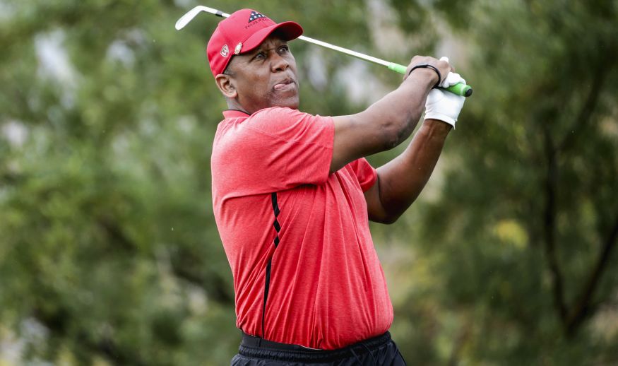 LA QUINTA, CA - JANUARY 19: Former MLB player Joe Carter plays his shot from the third tee during the first round of the CareerBuilder Challenge in Partnership with The Clinton Foundation at La Quinta Country Club on January 19, 2017 in La Quinta, California.  (Photo by Jeff Gross/Getty Images)