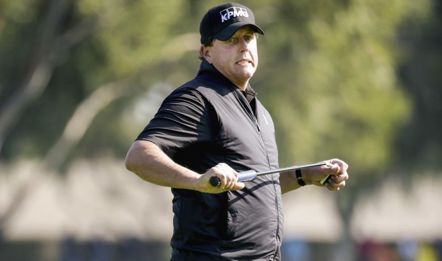LA QUINTA, CA - JANUARY 19:  Phil Mickelson reacts to a missed birdie putt on the 12th hole during the first round of the CareerBuilder Challenge in Partnership with The Clinton Foundation at La Quinta Country Club on January 19, 2017 in La Quinta, California.  (Photo by Jeff Gross/Getty Images)