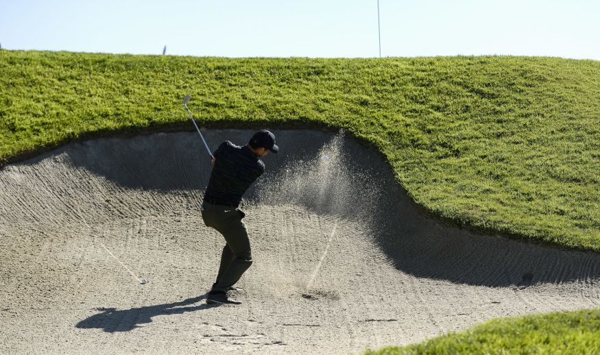 SAN DIEGO, CA - JANUARY 26: Jason Day of Australia plays his shot out of the bunker on the second hole during the first round of the Farmers Insurance Open at Torrey Pines South on January 26, 2017 in San Diego, California.  (Photo by Donald Miralle/Getty Images)