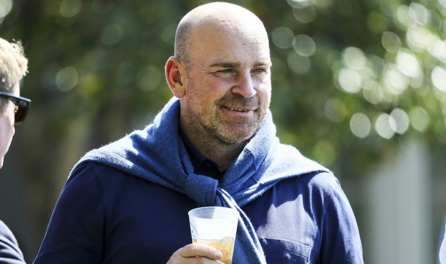 AUGUSTA, GA - APRIL 04: Thomas Bjorn of Denmark relaxes in front of the clubhouse during a practice round prior to the start of the 2017 Masters Tournament at Augusta National Golf Club on April 4, 2017 in Augusta, Georgia.  (Photo by Andrew Redington/Getty Images)