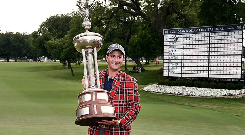 Kevin Kisner with D&D trophy
