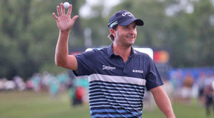 Kisner's clutch eagle catches leaders on the last