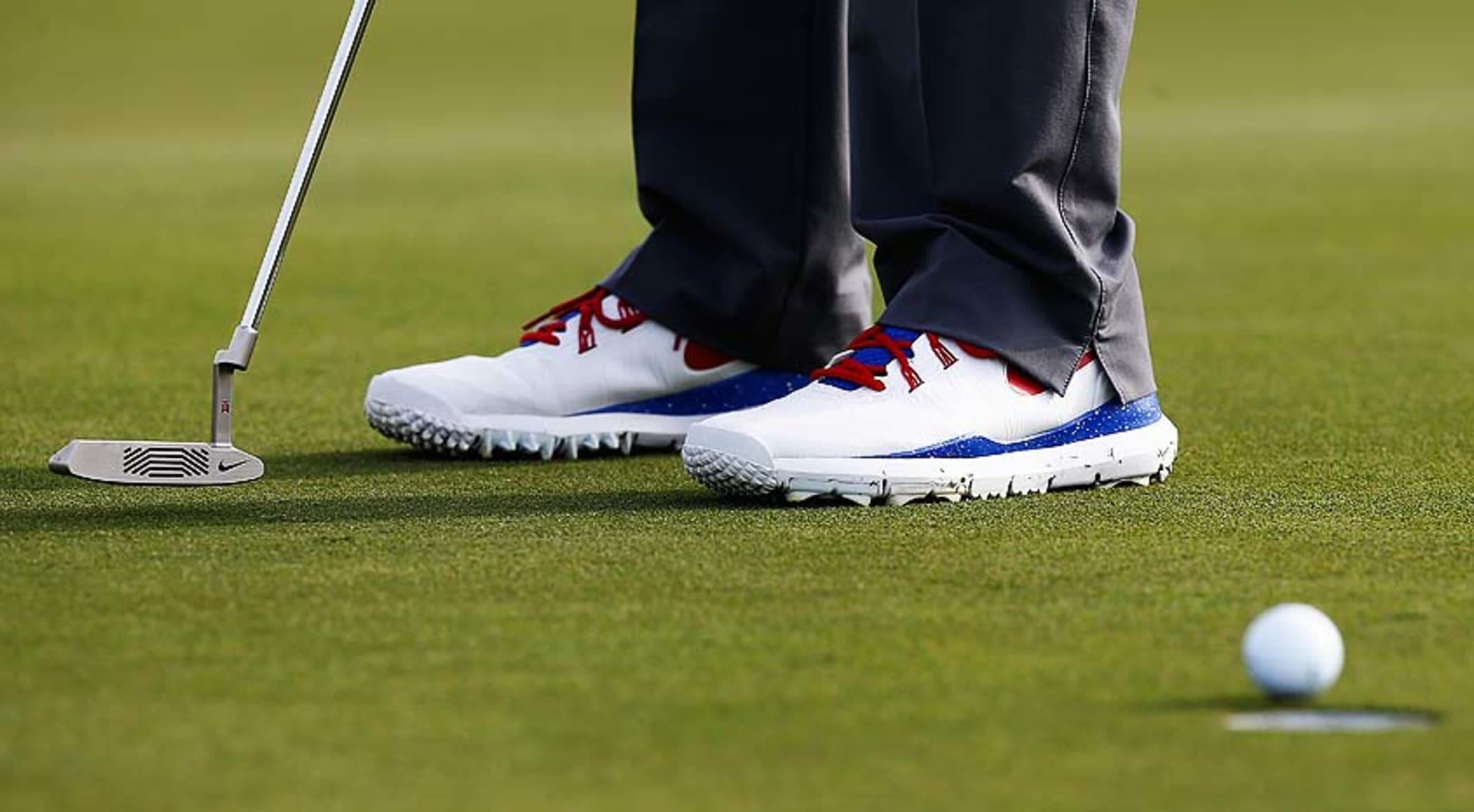 tiger woods 14 golf shoes