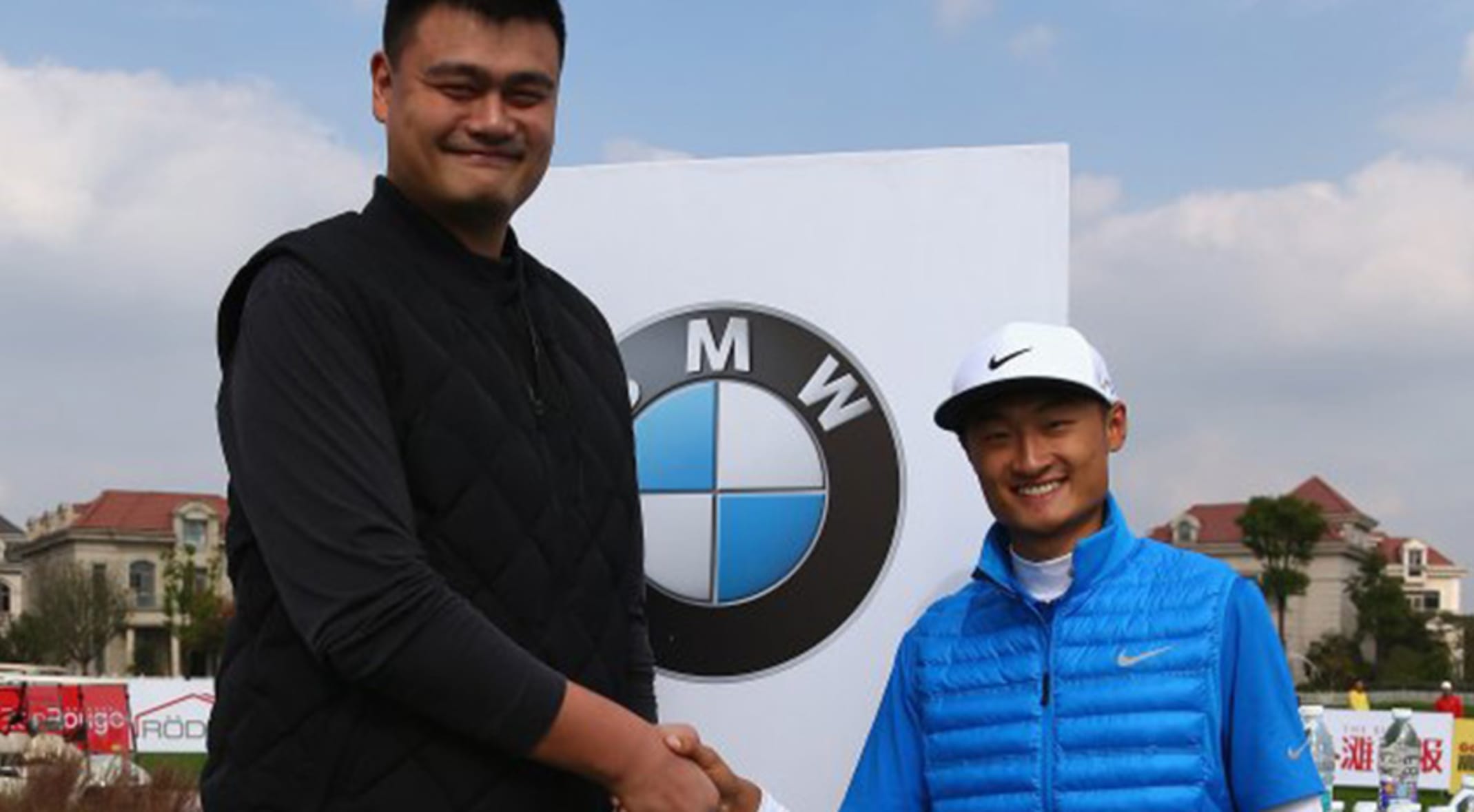 Li plays practice round with Yao Ming