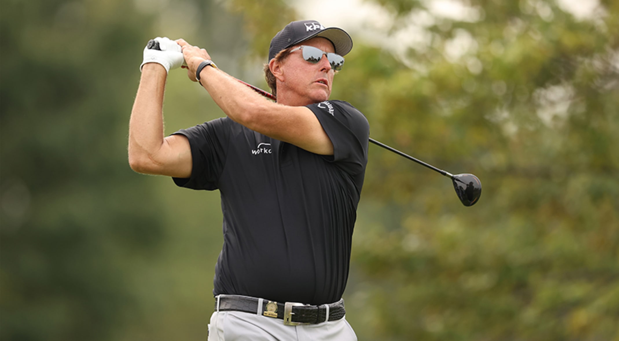 Phil Mickelson struggles Thursday at Winged Foot