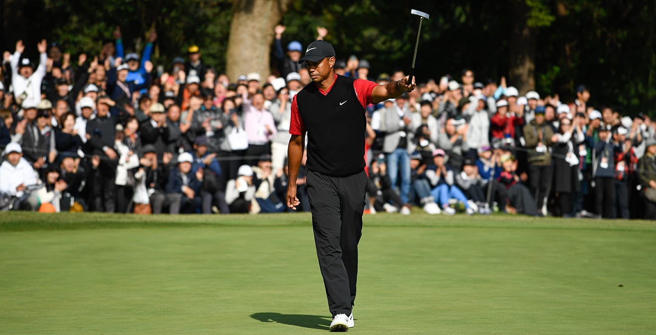 Tiger Woods raises his putter while making the winning putt during the final round of the ZOZO CHAMPIONSHIP. (Ben Jared/PGA TOUR)