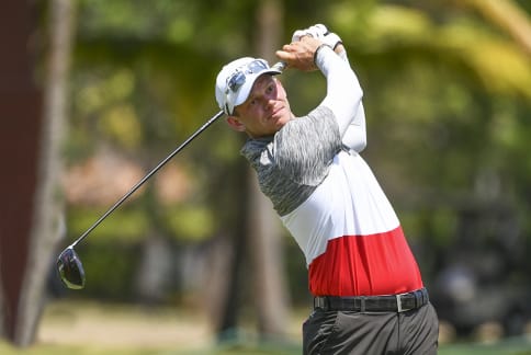Wolfe takes two-shot lead into final round