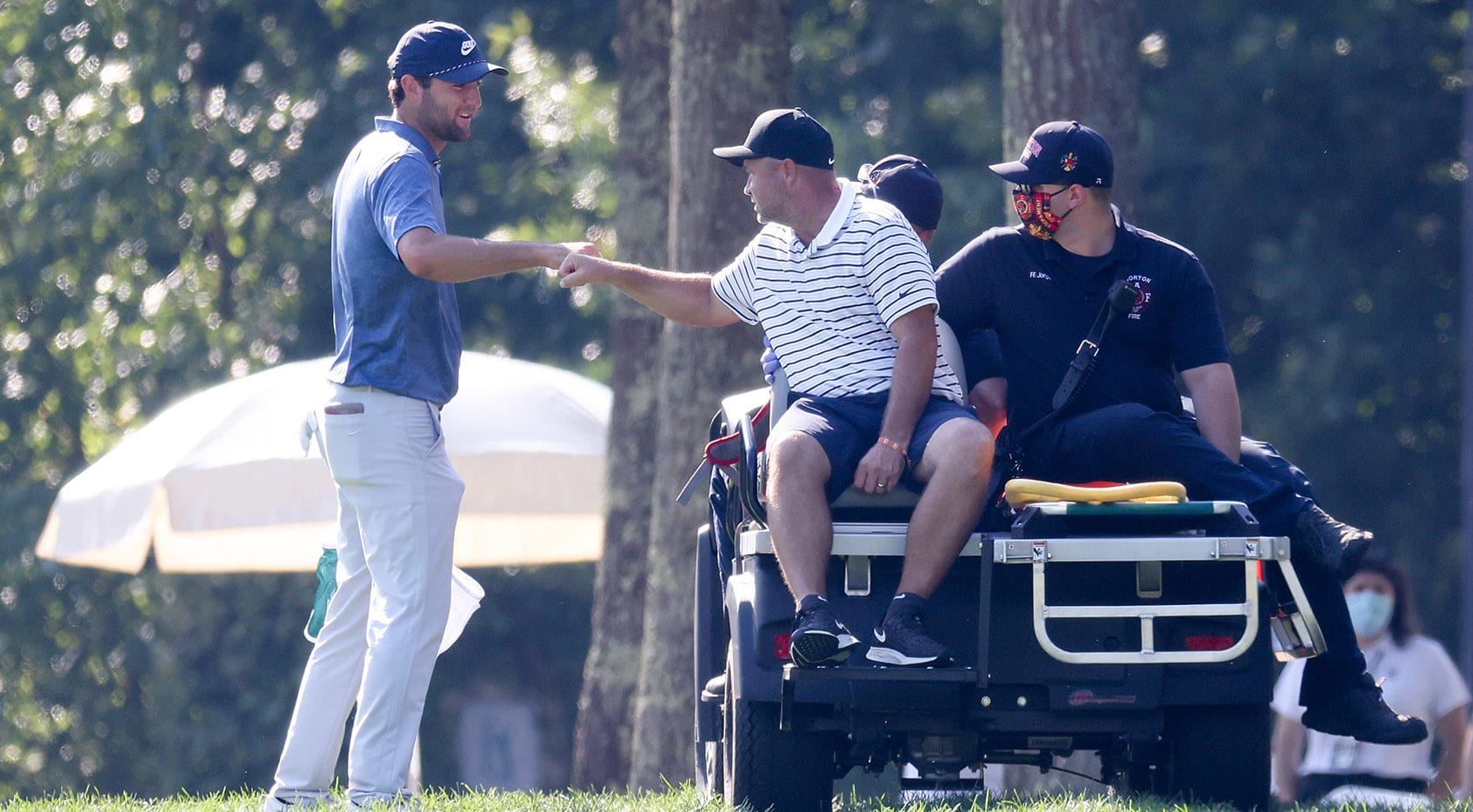 Scottie Scheffler S Caddie Goes Down With Injury Late On Sunday